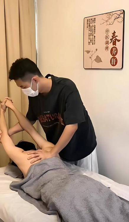 丰满女秘书的诱惑的相关介绍