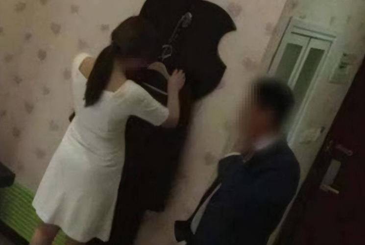 酒店约人妻13p的相关介绍