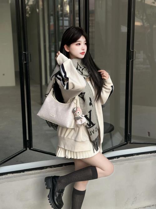 抱着美女老师操的相关介绍