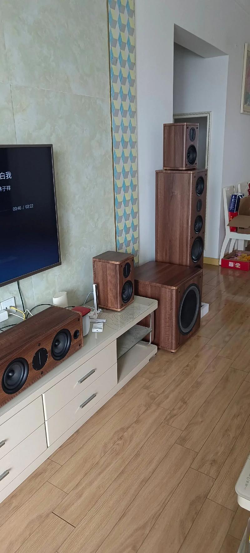 w一边亲一边摸一边做的相关介绍