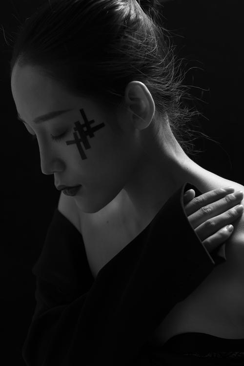 美女老师舔我的相关介绍