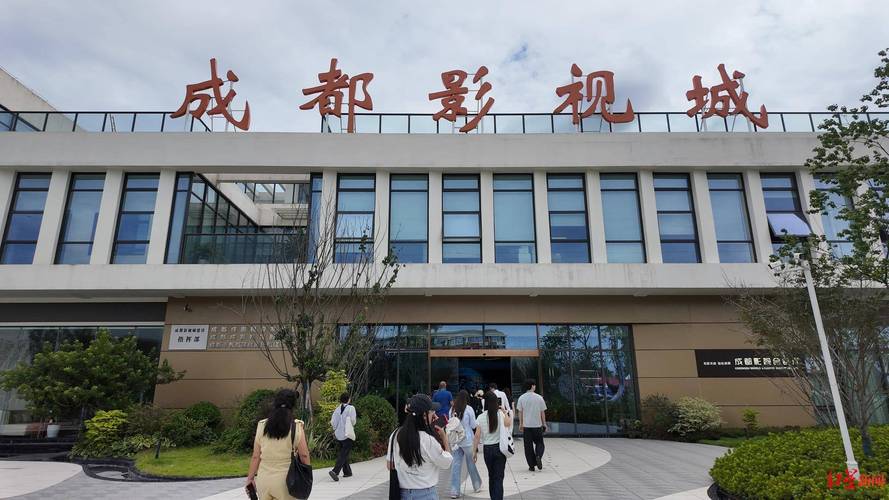 操美女老师嗯哦的相关介绍