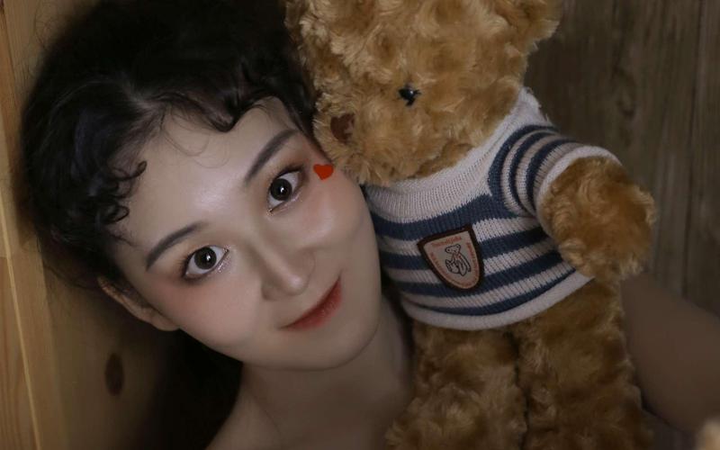 男女一边摸一边摸一边脱的相关介绍